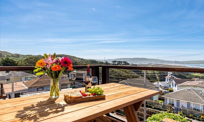 Dillon Beach Cabin | The Lookout~Remodeled Cozy & Charming BeachCabin!Walk to Beach!Views!Dog/WiFi