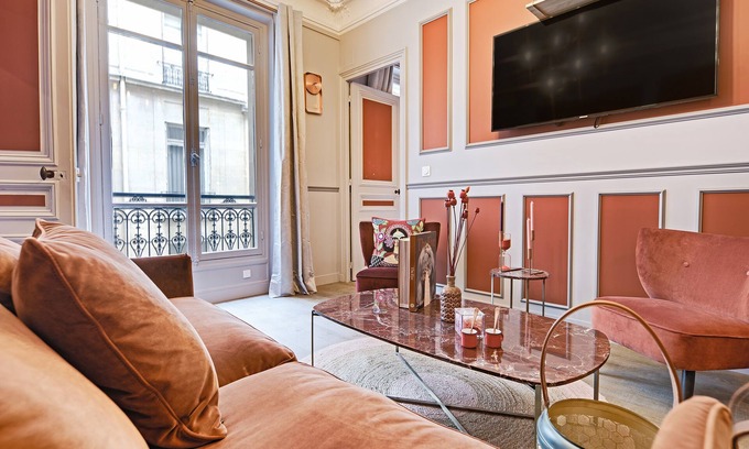Champs-Elysees Apartment | The Lord Byron Suite