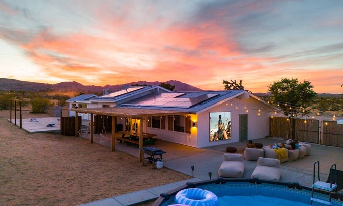 Joshua Tree House | The Magic Hour Home ⟫ Privte ⟫ spa ⟫ pool ⟫ Games.