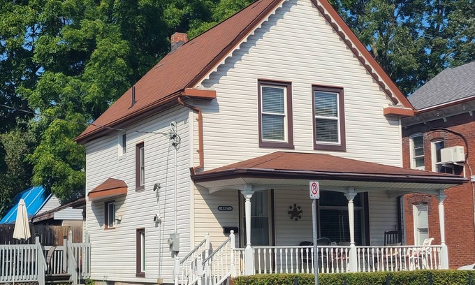 Niagara Falls House | The Maple Leaf House - Walking Distance to The Falls and Downtown!
