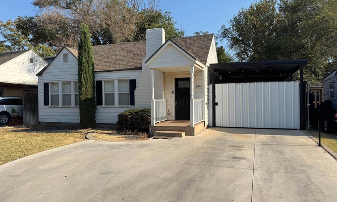 Tech Terrace House | The Matador Cottage Near TTU (Back House Only)