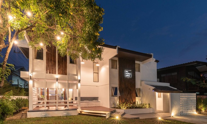 Wua Lai Hotel | The Mellow Pillow at Chiang Mai Gate