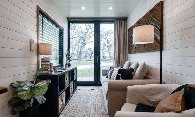 Waco Apartment | The Oaks Helm Model Container Home 12 min to Magnolia Market