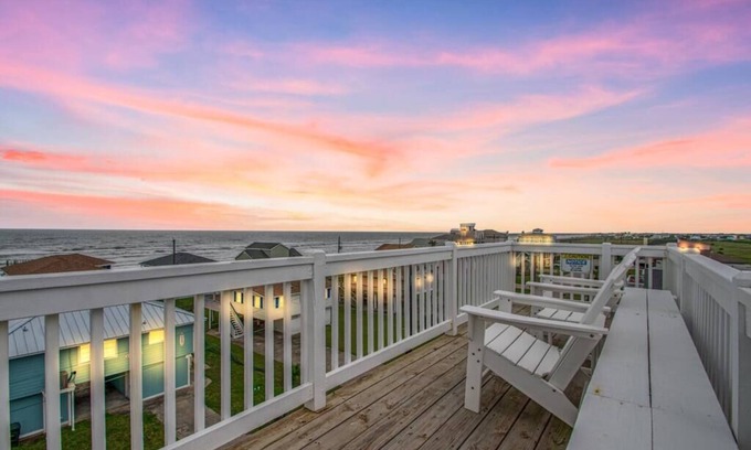 Bermuda Beach House | The Ocean Aire - 30 secs from the sand!