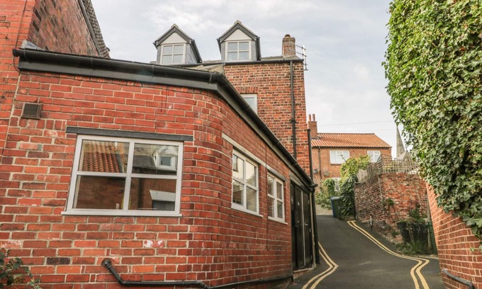 Whitby Cottage | THE OLD BLACKSMITH'S WORKSHOP, family friendly in Whitby