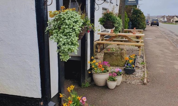 Cheriton Bishop Hotel | The Old Thatch Inn