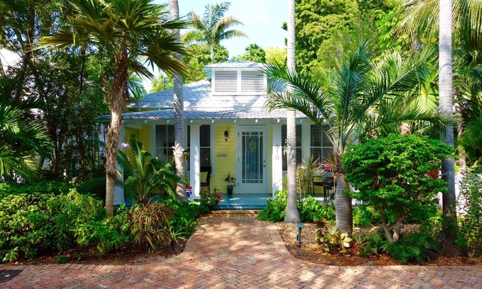 The Meadows House | The Palms -3 bedroom 2 bath home in The Meadows w/pool oasis & guest cottage