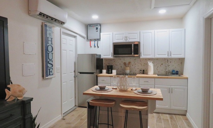 Westchase Apartment | The Pelican Cove - Guest House