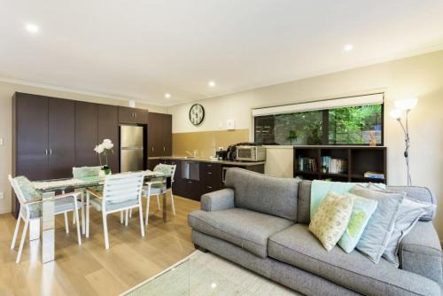 Bucklands Beach Apartment | The Perfect Beach Sanctuary - Netflix - WiFi
