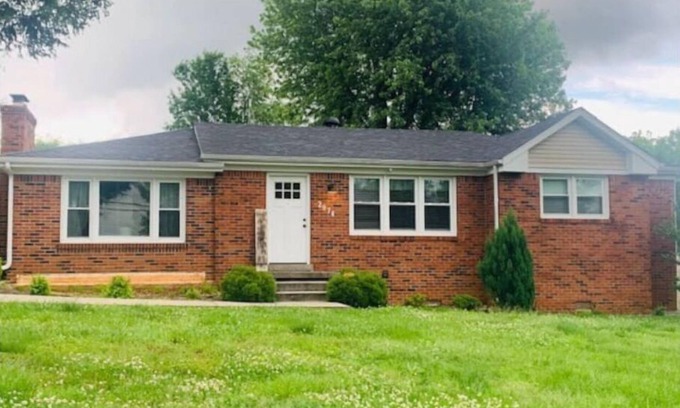 Bowling Green House | The Plum Springs House-cozy family sized pet friendly home w/fenced yard.