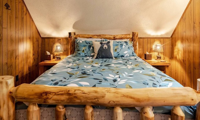 Tobyhanna Ski Chalet | 🐻The Poconos Rustic Cozy Bear Chalet Pet-Friendly