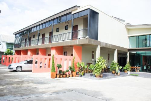 Ramkhamhaeng Hotel | The Pool Resort