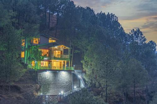 Dharampur Hotel | The Rajmahal Retreat I 3 Bedrooms Entire Villa I Nature Treks & Mountains View I Bonfire I Kasauli By Exotic Stays