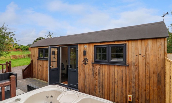 Bangor-on-Dee Cottage | THE RETREAT, pet friendly, luxury holiday cottage in Bangor-On-Dee