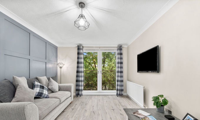 Tillicoultry Apartment | The Riverside Rest - 2 Bedroom Apartment in the Centre of Historic Stirling