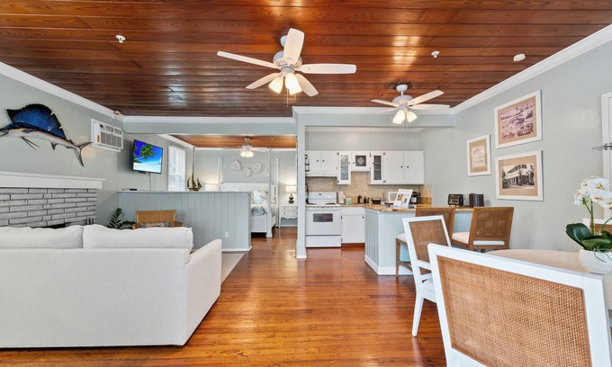 Stuart Hotel | THE SAILFISH SUITE AT OLD COLORADO INN