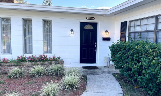 Northside House | The Sanctuary-8 minutes from Jax airport and 5 miles from the Jacksonville Zoo!