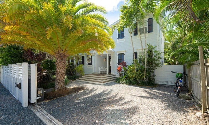 White St. Gallery House | The Secret Grotto