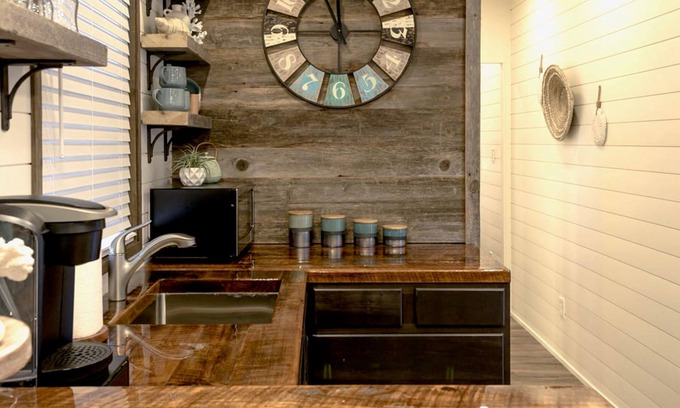 Waco House | The Shoreline Container Tiny Home 12 min to Magnolia Baylor