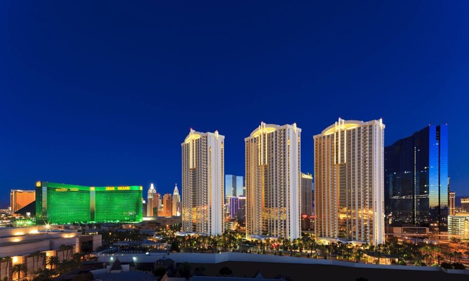 Las Vegas Hotel | The Signature at MGM Grand (All Suites)