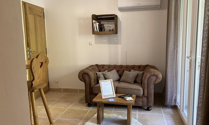 Fontaine-de-Vaucluse Apartment | The sources