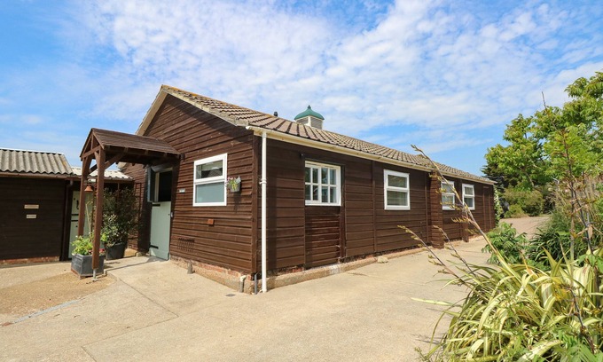 Brighstone Cottage | THE STABLES, pet friendly, with a garden in Brighstone