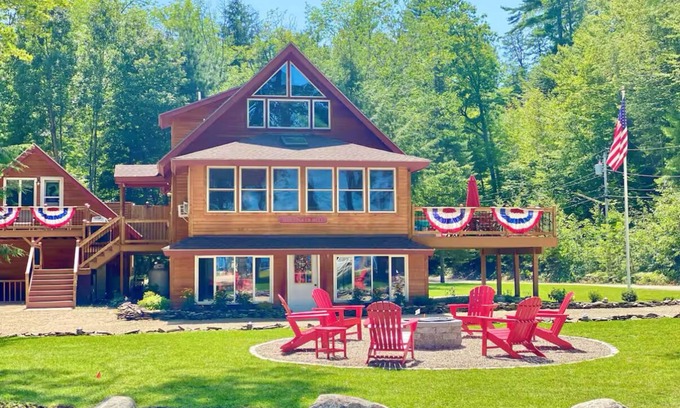 Center Ossipee House | The Tinker Bell on Ossipee Lake with Water and Mountain Views.