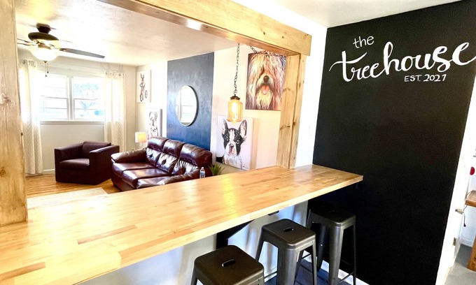 Bowie House | The Treehouse | Walking distance to LCU 2/1