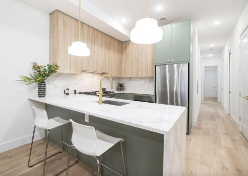 The Heights Apartment | The View 20 Min to NYC Breakfast Included - D