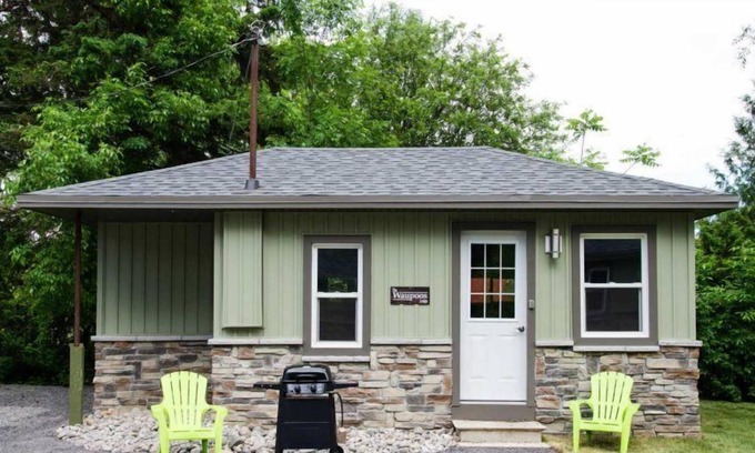 Bloomfield Cottage | The Waupoos-PEC Couple's getaway