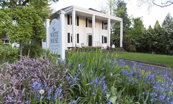 Medford Bed & Breakfast | The White House Bed and Breakfast