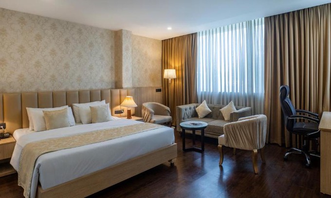 DLF City Hotel | The Woodbury