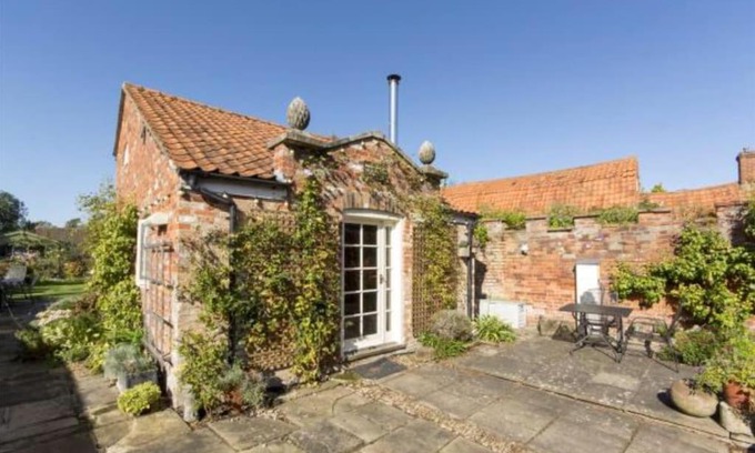 Folkingham Apartment | The Writer's Studio (stylish garden guesthouse)