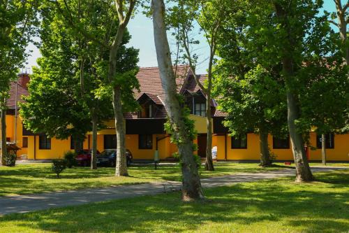 Komarom Apartment | Thermál Apartmanház
