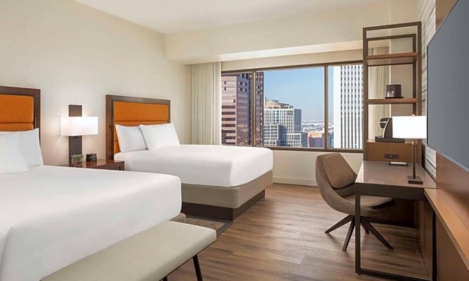 Downtown Phoenix Apartment | This Central Phenix hotel is 4 miles from Sky Harbor International Airport .