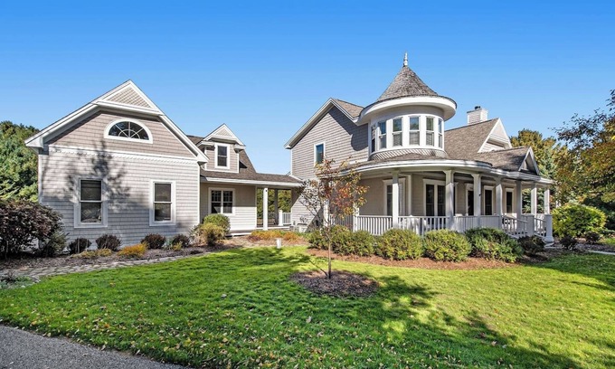 Harbor Springs House | This house is a 3 bedroom(s), 3 bathrooms, located in Harbor Springs, MI.