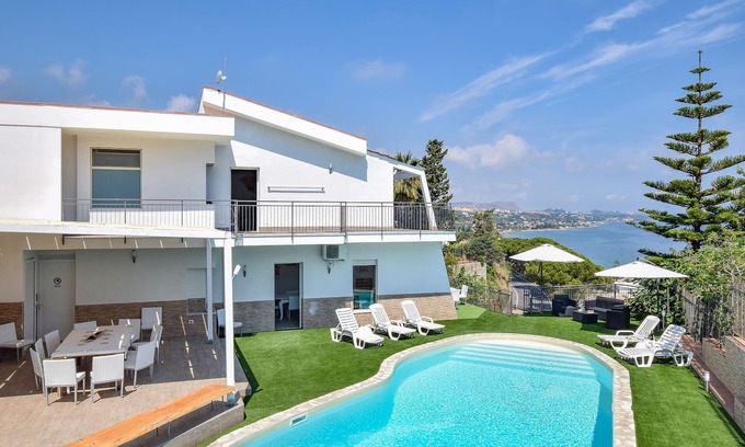 Torre Colonna-sperone House | This part of a two-family house with panoramic views and private pool is located near Altavilla Mili