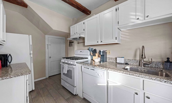 Clintonville House | Tibet Twins 1 Cozy Stay for 6