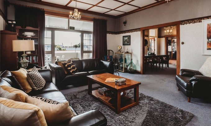 New Plymouth Villa | TIMATA ORA SLEEPS 14