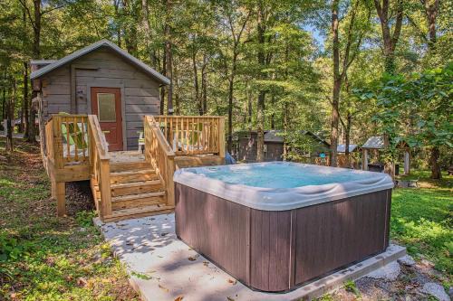 Lookout Valley Neighborhood Association House | Tiny Cabin Village Private Hot Tub Lynda Cabin