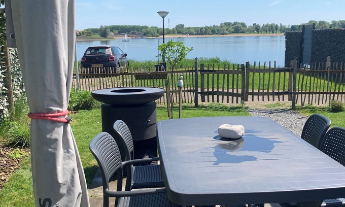 Rheden House | Tiny house time-out with lake view. In Holland, quiet, comfortable, directly on the beach.