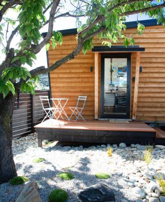 Wanaka Apartment | Tiny house with mountain views, indoor and outdoor fire, private courtyard garden