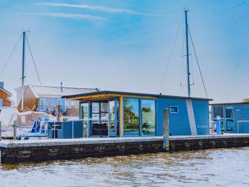 Municipality of Uitgeest House | Tiny houseboat Uitgeest I