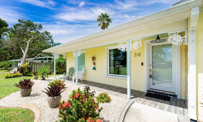 Laurel House | Tipsy Mermaid Cottage WALK or BIKE to Nokomis Beach!