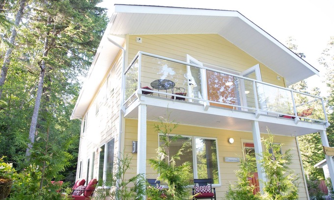 Tofino House | Tofino Hummingbird Cottage: Across from Chesterman Beach -"Serenity by the Sea"