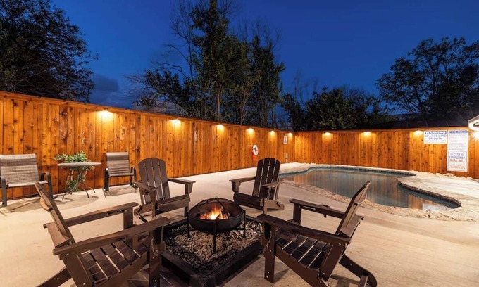 New Braunfels House | Tolle Haus: W/pool & Firepit-walk to Schlitterbahn, Comal Chutes & Downtown!