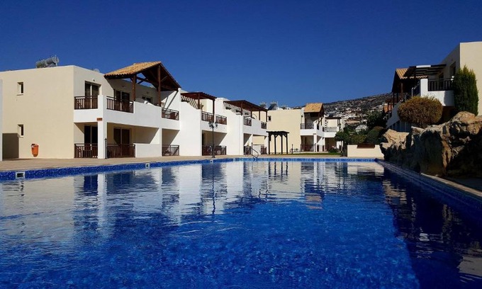 Peyia Town Apartment | Top floor 2 bedroom apartment E101, 3 pools, sea view, FREE WIFI