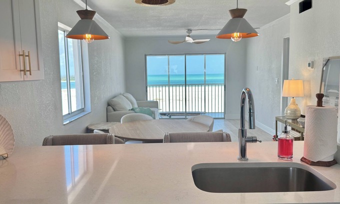 Laguna Shores Condo | Top-Floor Beachfront Corner Condon Fully Renovated, Sleeps 6, Steps to Sand