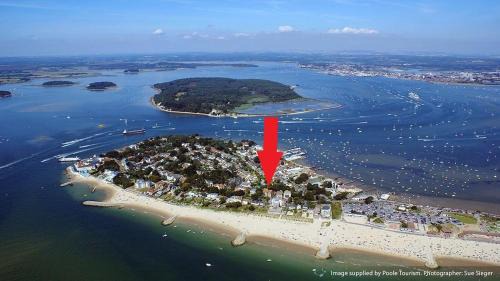 Sandbanks Apartment | Top Floor Sandbanks Apartment with Free Parking just minutes from the Beach and Bars