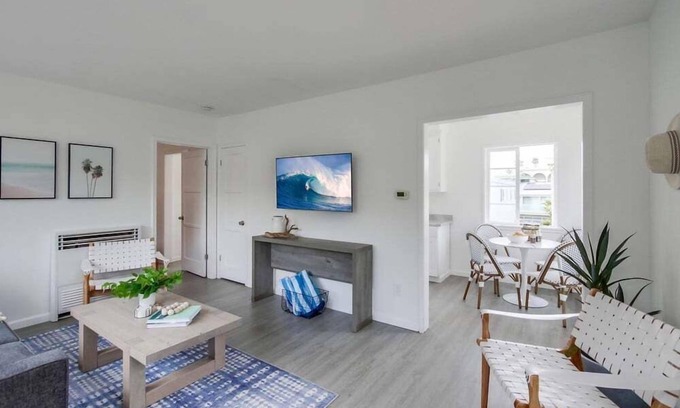 Beach Barber Tract Cottage | Top Level Unit * Steps to Windansea Beach * Dog Ok